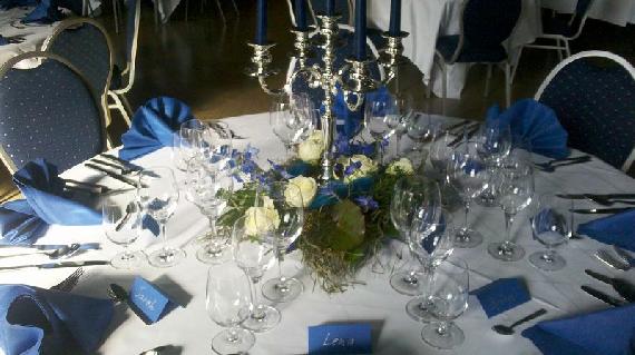 blau weißes Tischgesteck